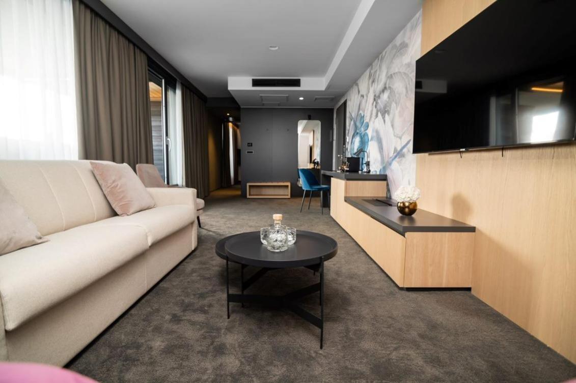 Elegans Hotel Brdo คราน ภายนอก รูปภาพ